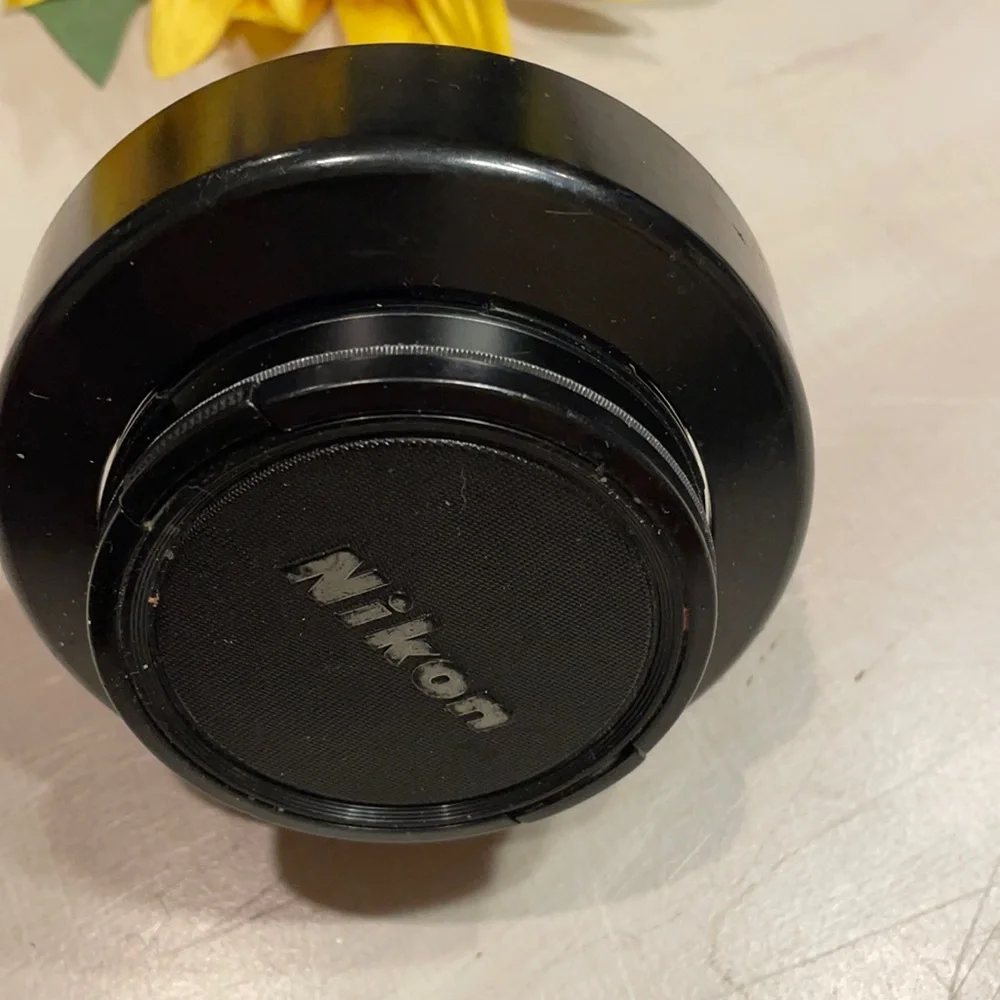 Nikon AF Nikkor 28-200mm, 1:3.5-5.6D Lens with Hood